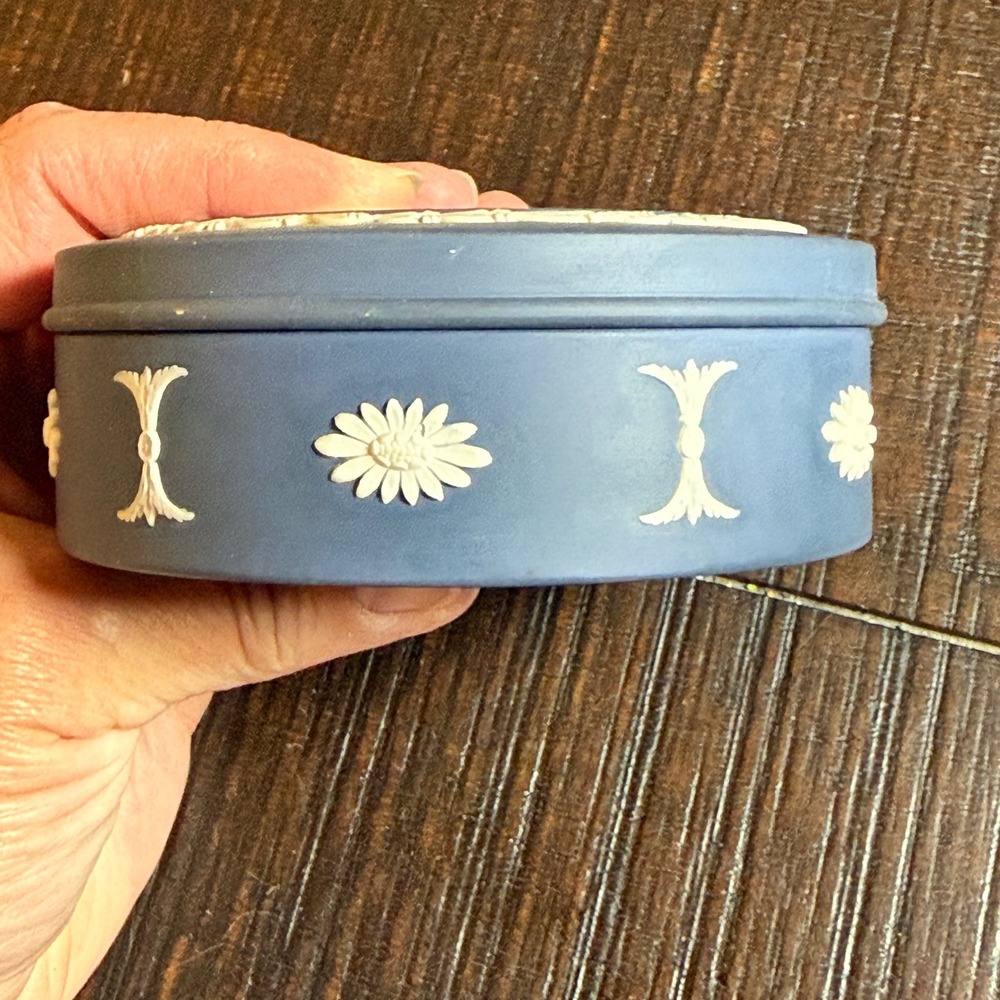 Wedgwood Trinket Box Blue Jasperware 4" Round Pegasus Relief Vintage Cameo - Picture 10 of 12